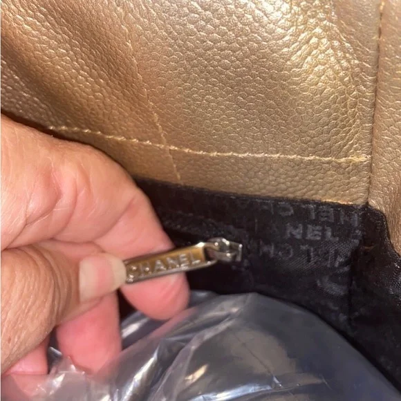 Chanel tote in iridescent gold in pristine condition - Picture 8 of 11